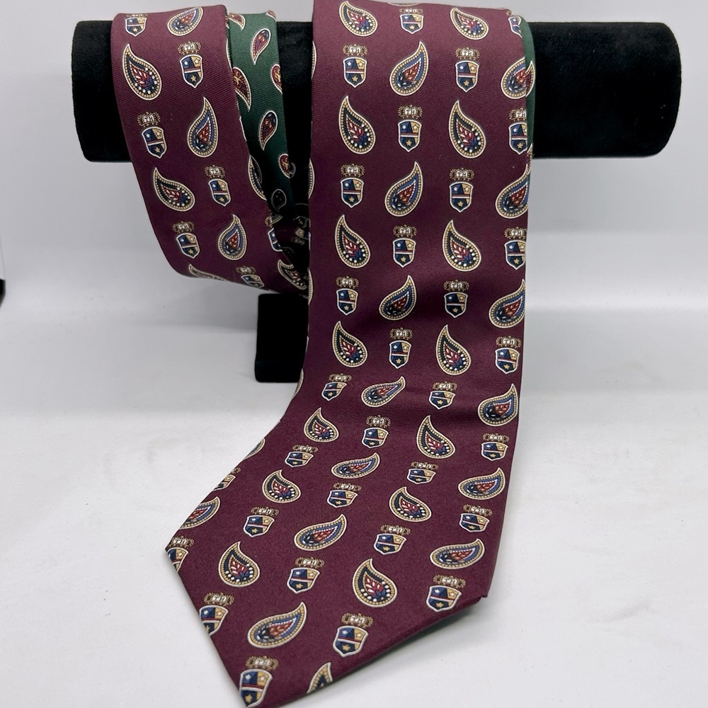 Tommy Hilfiger Burgundy Green Crested Preppy 100% Silk Paisley Tie